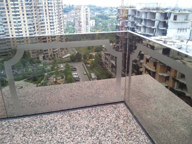 Стеклянные ограждение балконов фото