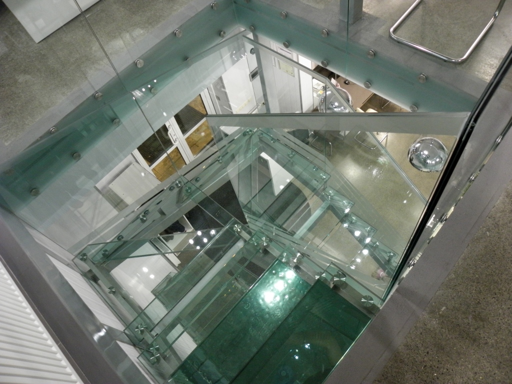 Прозрачные стеклянные лестницы