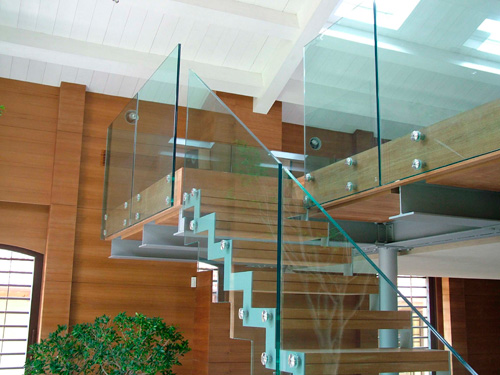 Ограждение из стекла в стеклянных лестницах