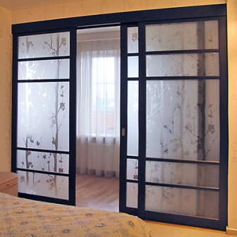 Раздвежные стеклянные двери с деревянными оправами 